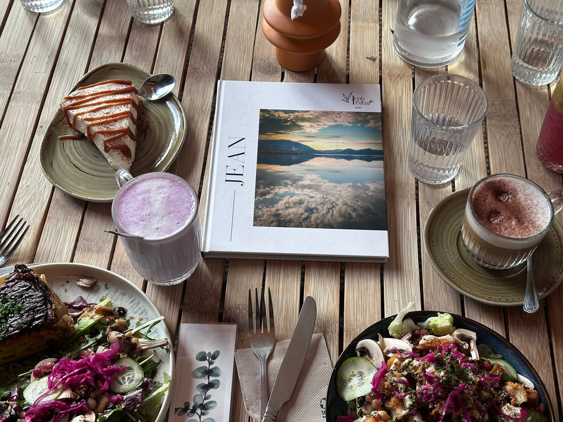 Bible artistique posée comme un livre d'art sur une table basse, dans un style coffee table book